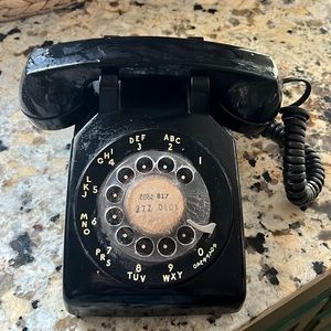 Old school rotary phone 📞